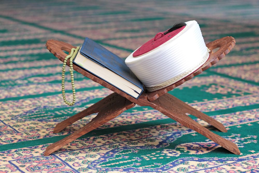 مصحف وعمة شيخ في مسجد (صورة تعبيرية)/ Shutterstock