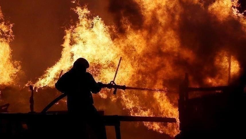 النيران تلتهم مخيماً للنازحين في مأرب وسط اليمن.. الحريق تسبب في مقتل 7 أشخاص بينهم أطفال ونساء