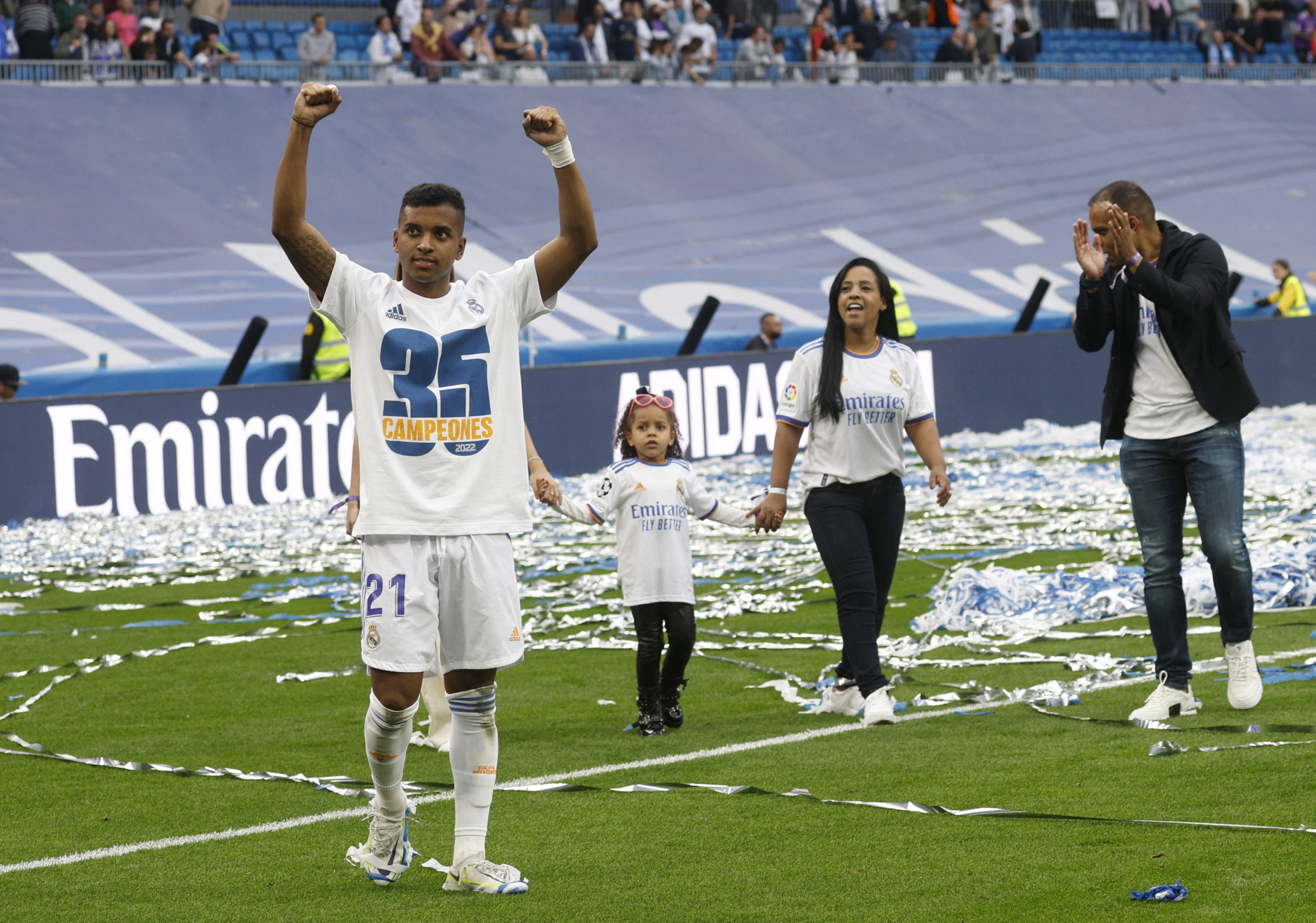 رودريغو نجم ريال مدريد الشاب يحتفل بالليغا برفقة عائلته (رويترز)