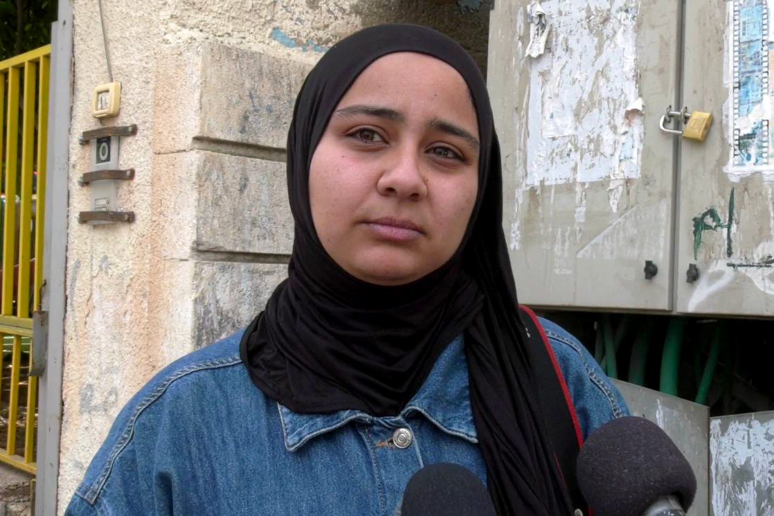 الصحفية التي رافقت “أبو عاقلة” لحظة استشهادها تروي تفاصيل الحادثة: إطلاق النار كان مباشراً ومتعمَّداً