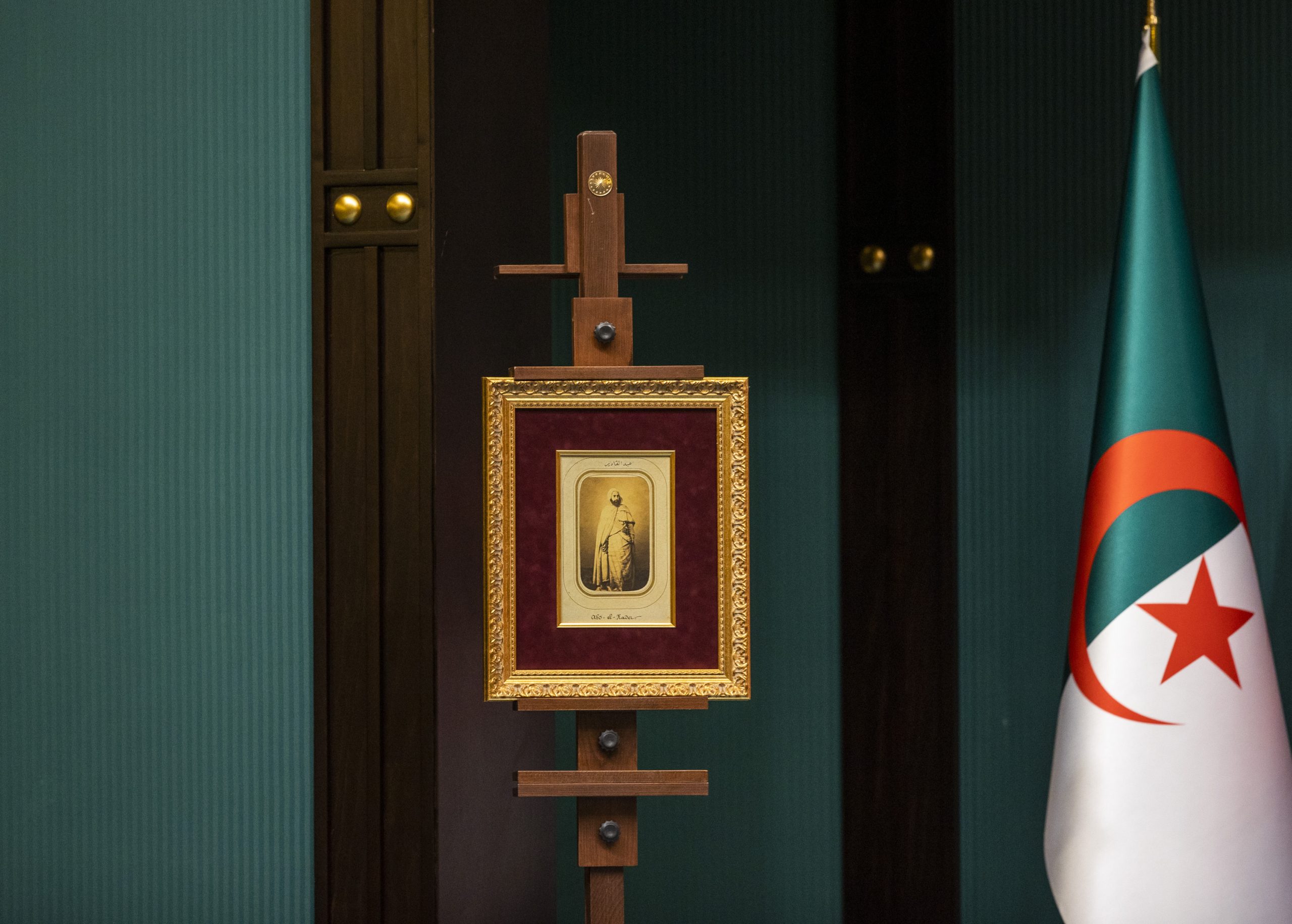 أردوغان يهدي تبون لوحتين تاريخيتين.. إحداهما رسالة من الأمير عبد القادر الجزائري لسلطان عثماني
