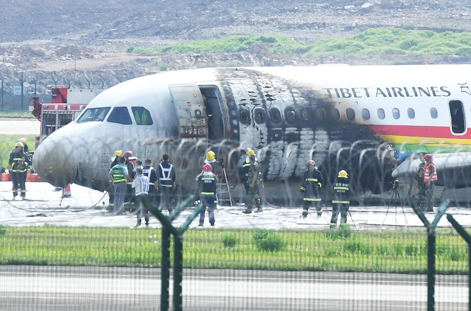 عشرات الإصابات بين الركاب في حادث لطائرة بالصين.. حريق ضخم اندلع بها بعدما انحرفت عن المدرج (فيديو)