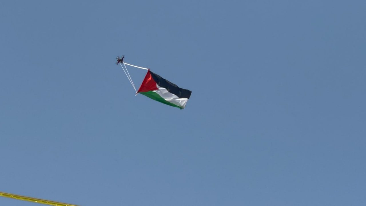 طائرة مسيرة تحمل العلم الفلسطيني فوق رؤوس المستوطنين بباب العامود.. طافت به وسط تفاعل كبير “فيديو”