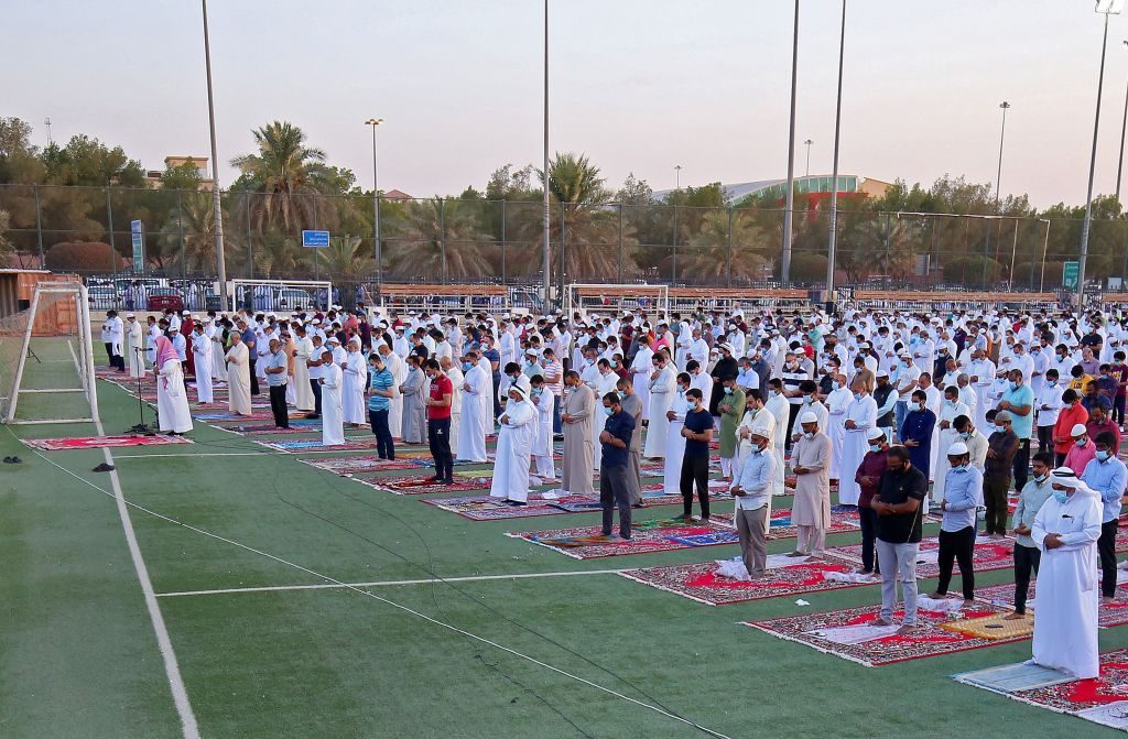 مسلمون ببريطانيا يؤدون صلاة العيد لأول مرة في ملعب كرة قدم.. مشهد “جميل” من السماء لصفوف المصلين