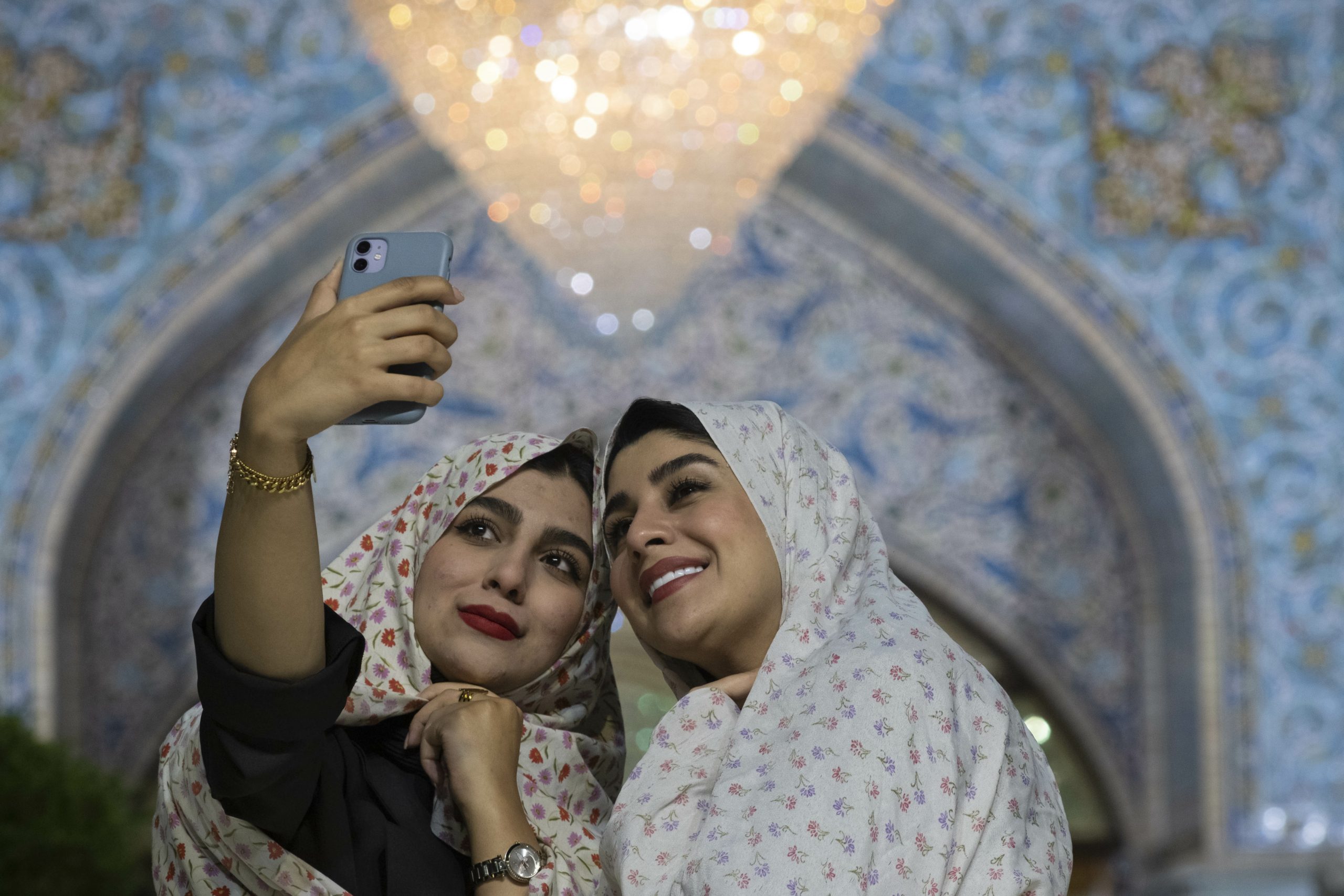 إيران تحظر استيراد هواتف آيفون.. “ميدل إيست آي”: المستوردون لم يفهموا السبب والشعب ليس سعيداً بذلك