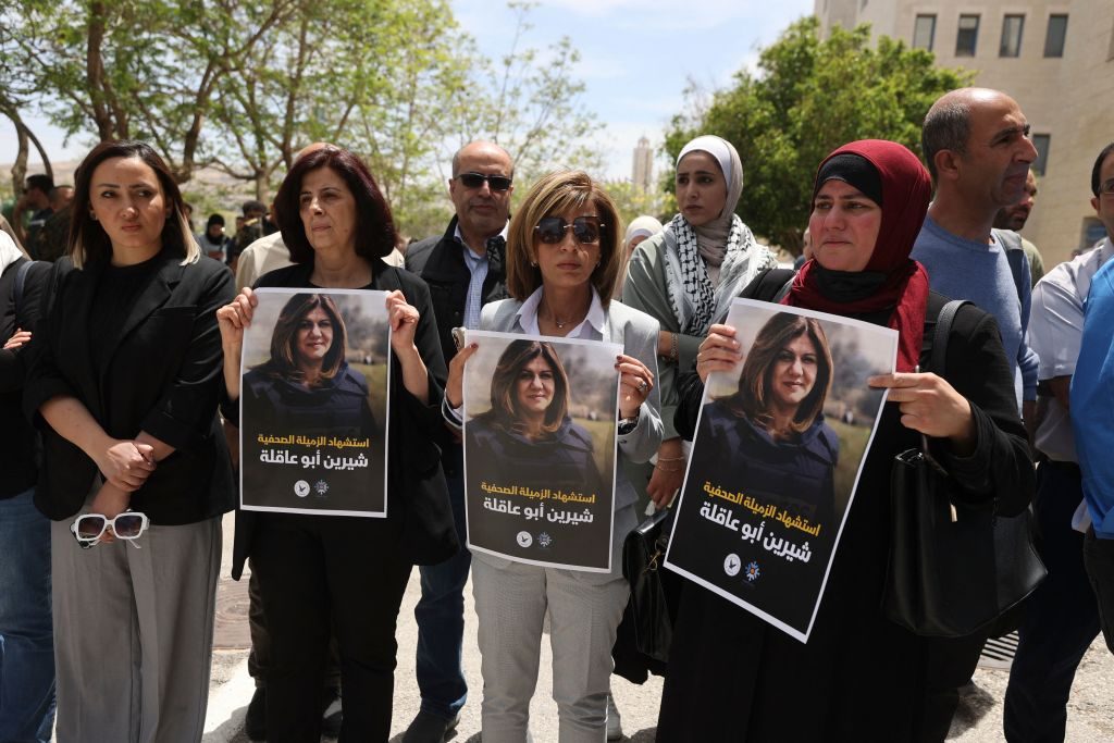 سيدة فلسطينية تستذكر الشهيدة أبو عاقلة بمخيم جنين: كانت تبحث معي عن أبنائي في اجتياح 2002 (فيديو)