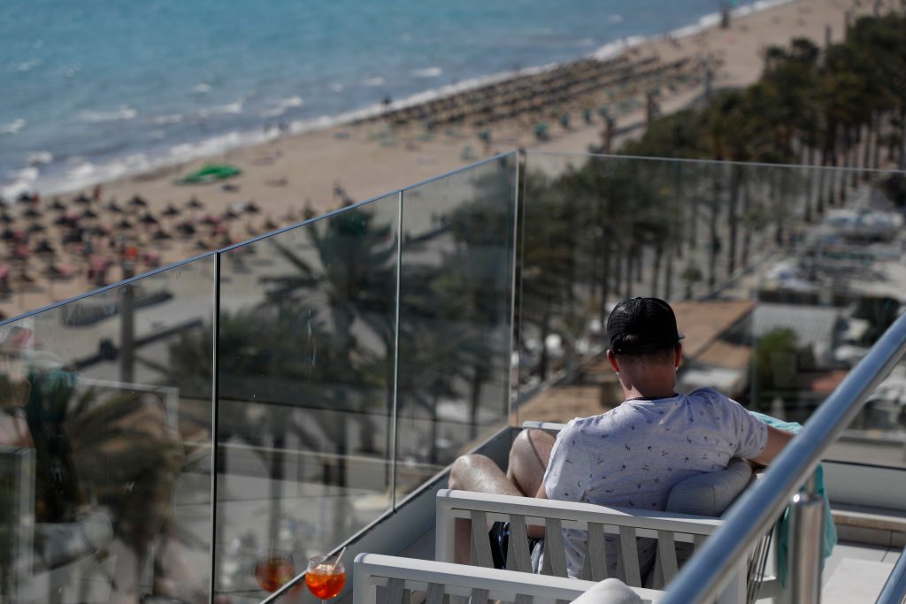 مشاريع فنادق فخمة بالمغرب تواجه شبح “الإفلاس”.. يملكها مستشار للعاهل المغربي تراجعت أسهمه داخل القصر