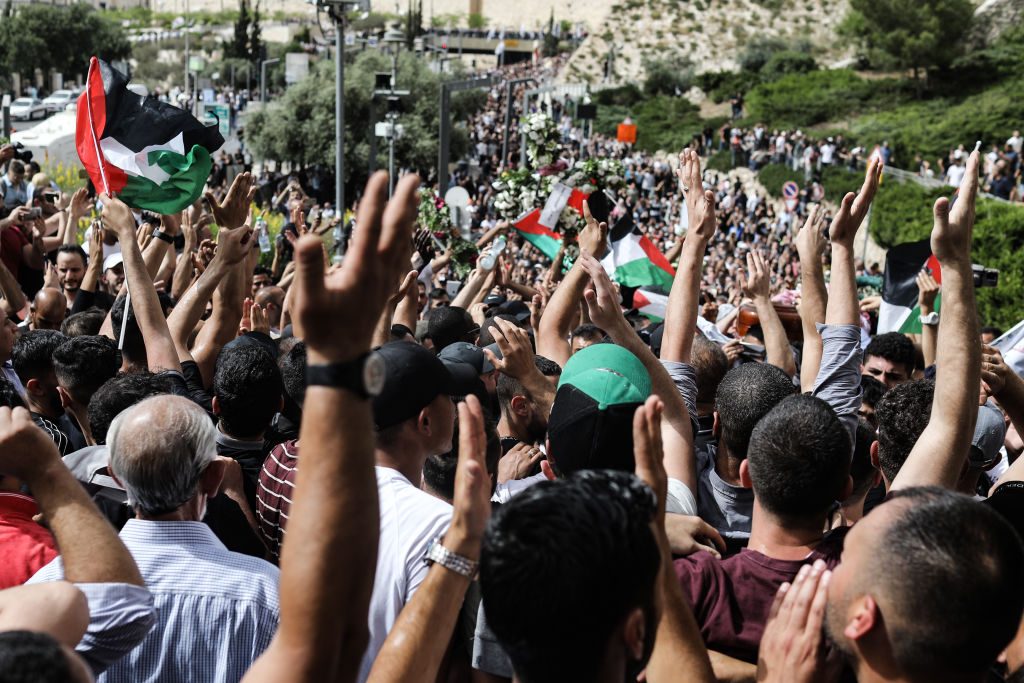 مشهد مهيب لتشييع “أبو عاقلة” إلى مثواها الأخير بالقدس.. آلاف الفلسطينيين شاركوا بالجنازة رغم القمع