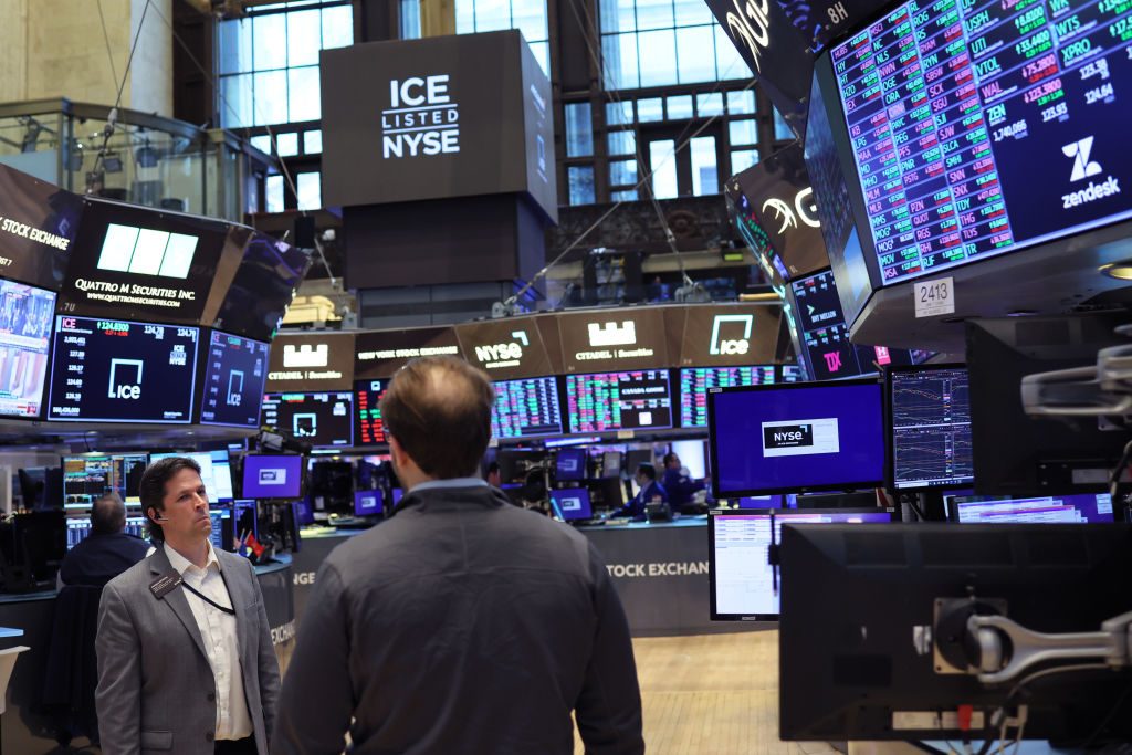 أمريكا ترفع نسبة الفائدة 0.5% لأول مرة منذ 22 عاماً.. دول عربية تأثرت “سريعاً” بالقرار
