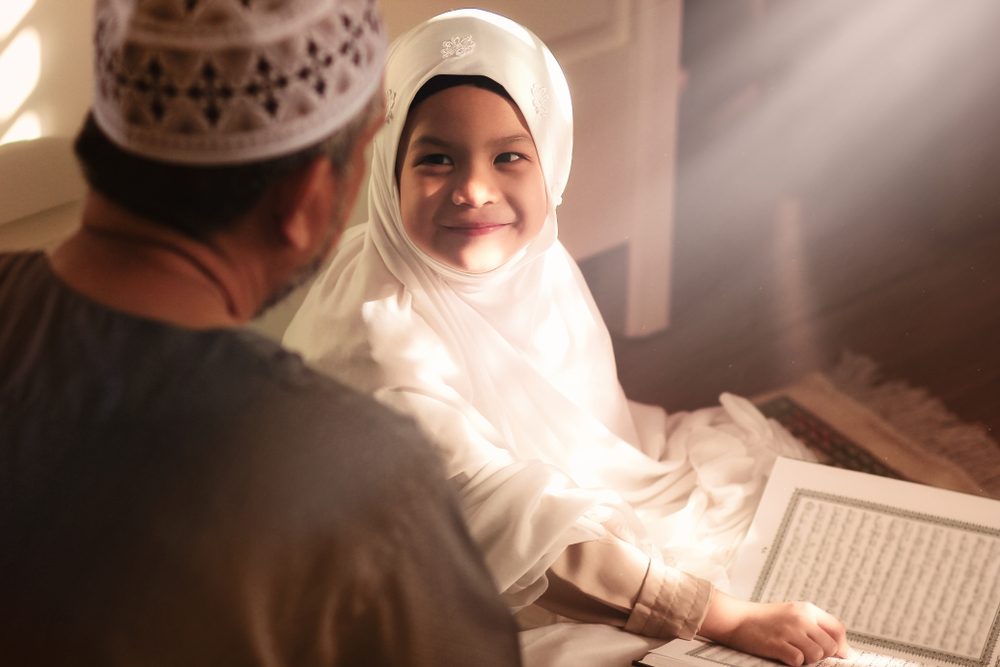 طفلة مسلمة مع أبيها - تعبيرية/ shutterstock