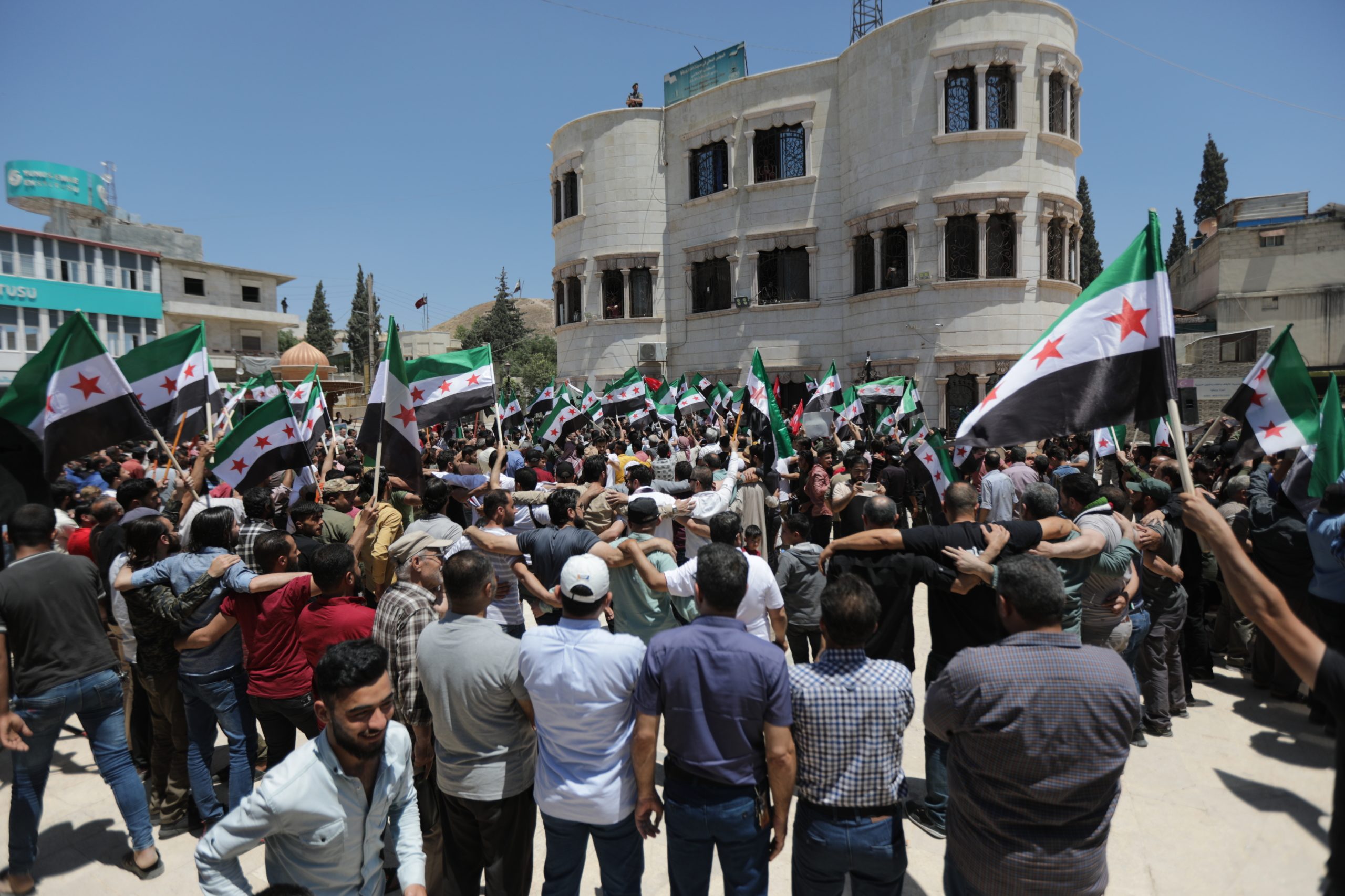 تل رفعت.. قصة مدينة سورية هزمت داعش ثم انقضَّ عليها الأكراد والروس وطردوا 250 ألفاً من سكانها