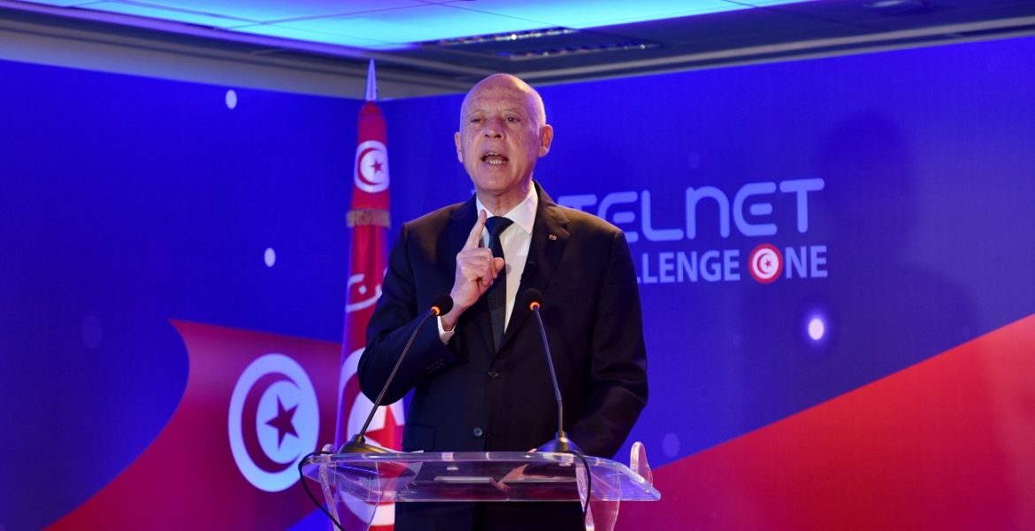 القضاة في تونس يرفضون الإذعان للرئيس.. أعلنوا تمديد إضرابهم أسبوعاً ثانياً انتصاراً لزملائهم المُقَالين