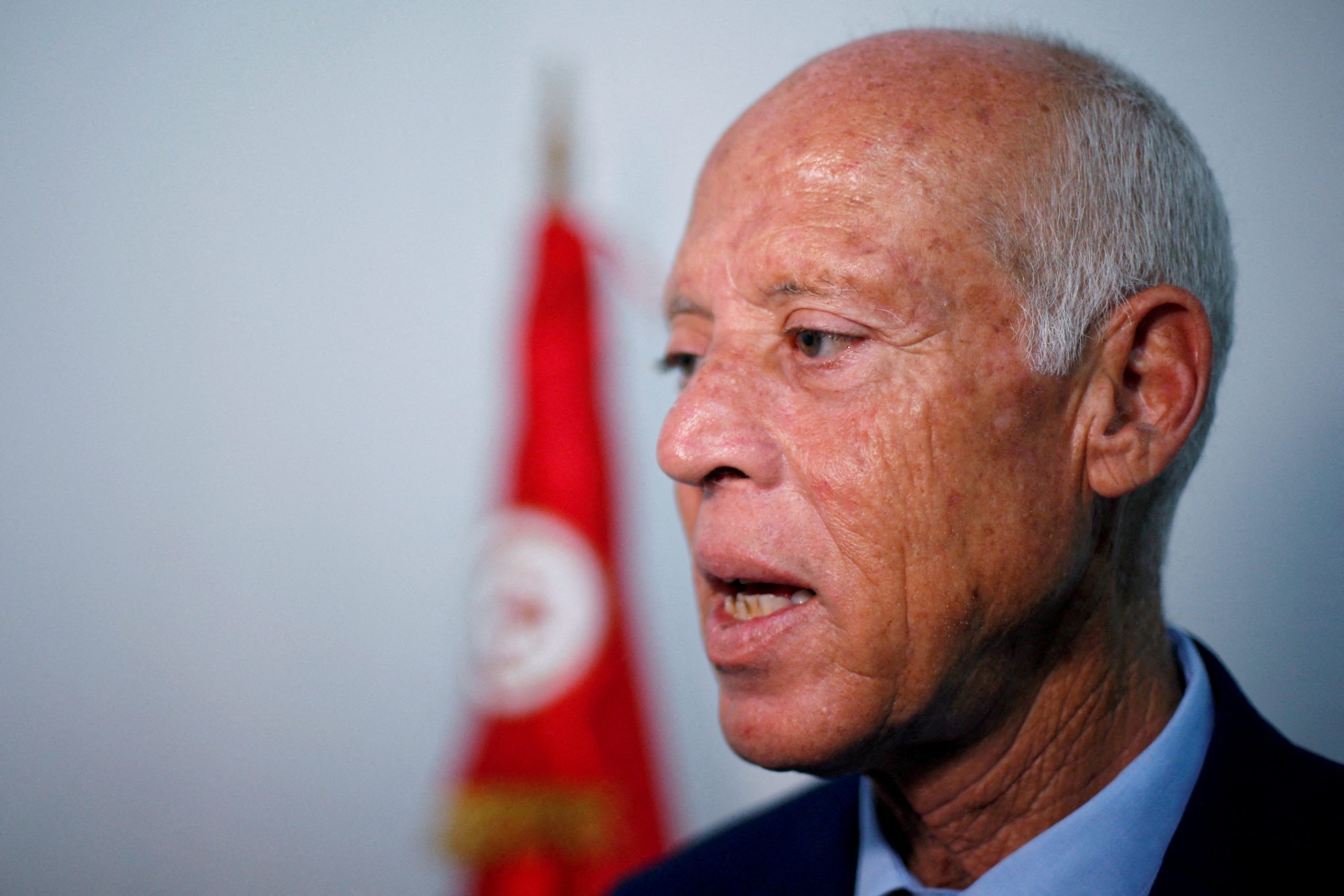 “سعيد يخطف الدولة”.. آلاف المحتجين في تونس يتظاهرون رفضاً للاستفتاء على الدستور