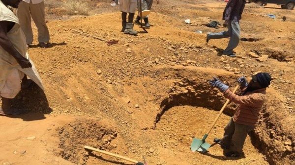 العثور على جثامين أربعة شبان عرب في صحراء موريتانيا.. ماتوا وهم ينقبون عن الذهب