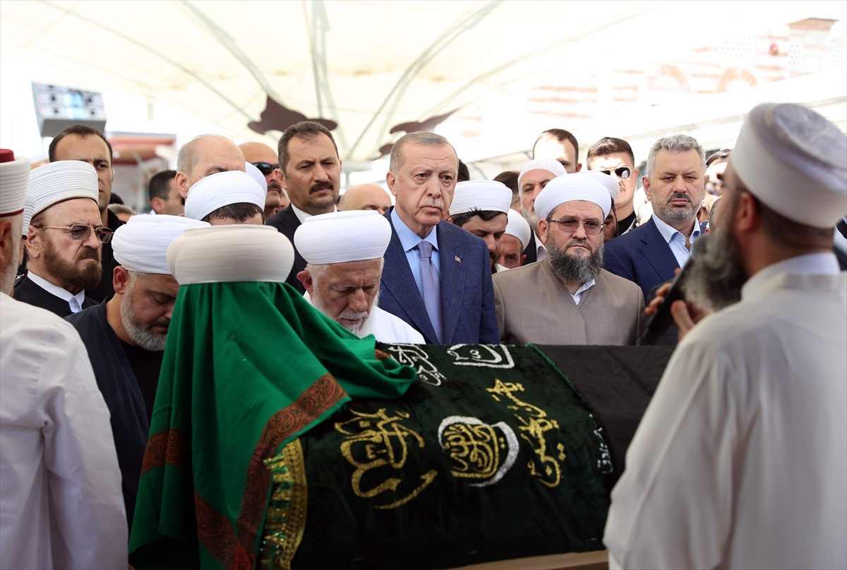 آلاف الأتراك بينهم أردوغان يشيعون العالم الإسلامي "محمود أفندي".. فيديو لحشود هائلة شاركت بالجنازة / الأناضول