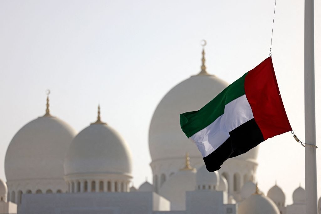 ارتفاع أسعار الوقود يشعل غضباً بالإمارات.. وانتقادات لوزير قارن أبوظبي الغنية بالنفط بدول أوروبية