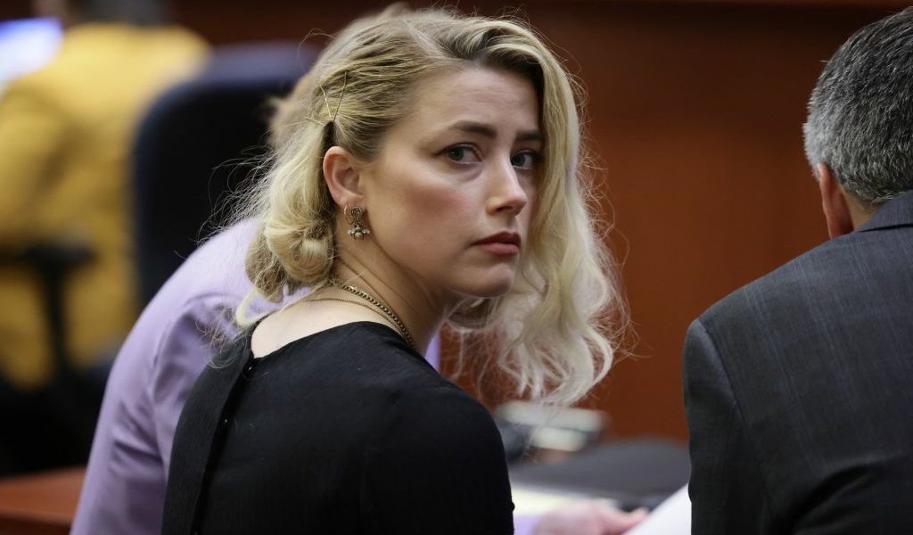 آمبر هيرد أمام القضاء مجدداً! متهمة بتهريب كلبين خلال زيارة طليقها جوني ديب بأستراليا قبل سنوات