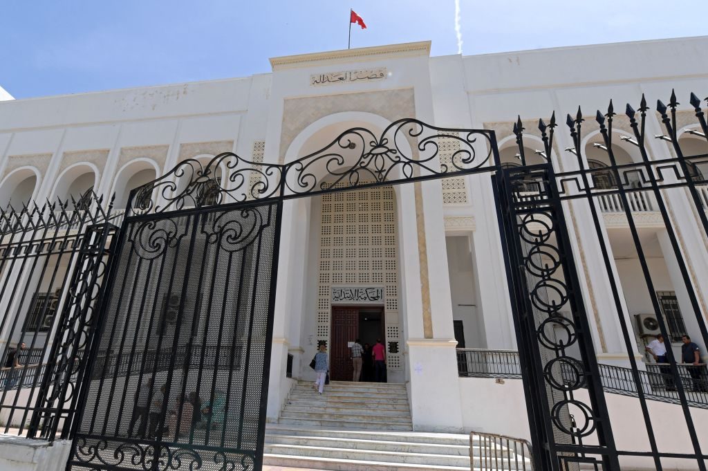 قضاة تونس يهددون بتمديد إضرابهم أسبوعاً آخر.. كشفوا عن “تجاوزات” من الرئيس، وهذا شرطهم للتراجع