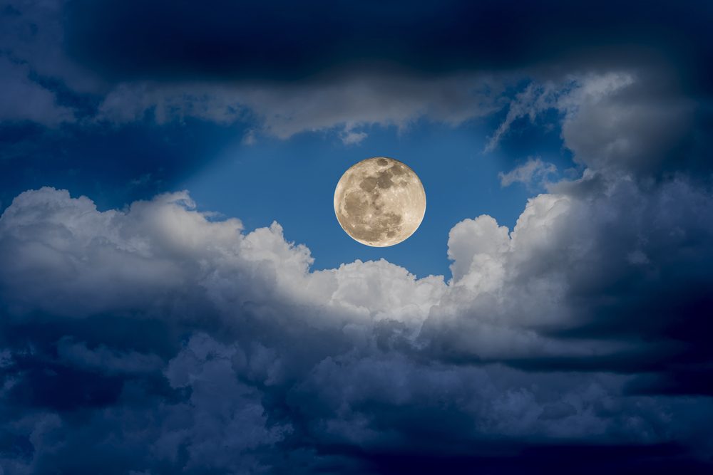 اليوم سيصبح ساعات معدودة وكوكبنا سيواجه سلسلة من الكوارث الطبيعية.. ما الذي سيحدث لو اختفى القمر؟