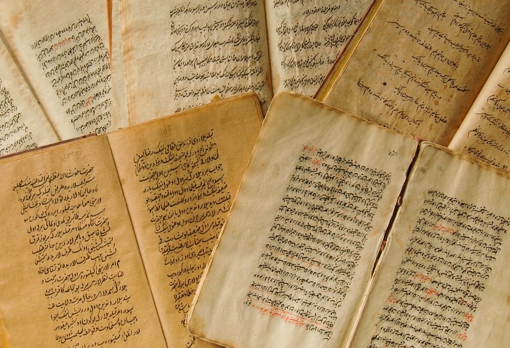 كتب عربية قديمة/ shutterstock