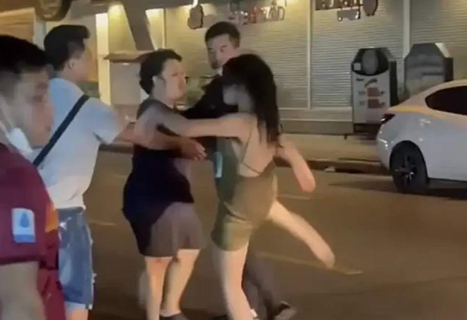 فيديو لملاكِمة تنهال ضرباً على رجل