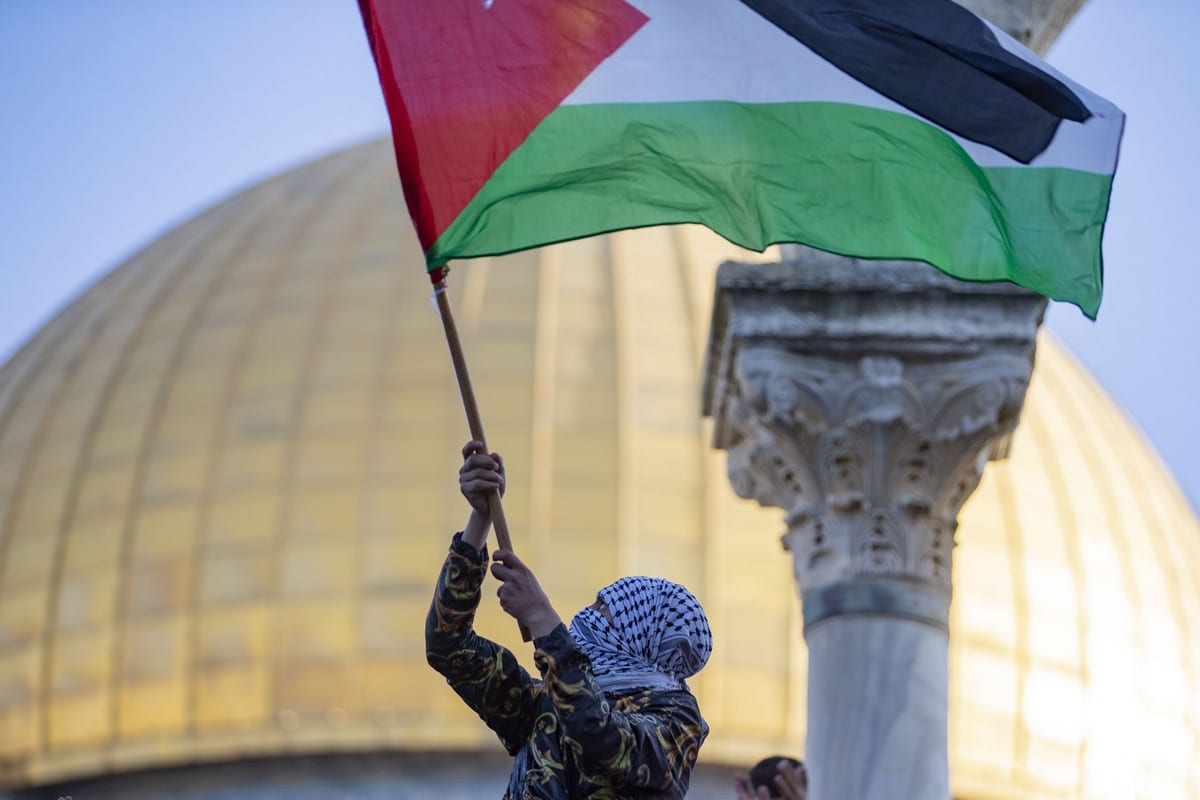 الكنيست يخطط لمنعها.. أعلام فلسطين ليست مخالفة للقانون في إسرائيل، فكيف تبرر قمع من يرفعها؟