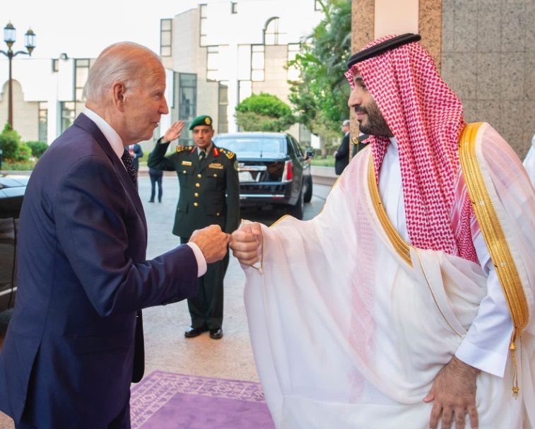 الرئيس الأمريكي يلتقي الملك سلمان.. اجتمعا في قصر السلام الملكي بمدينة جدة  (فيديو)