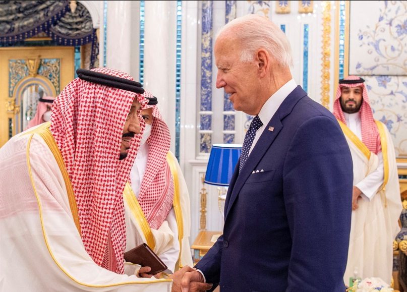 الرئيس الأمريكي يلتقي الملك سلمان.. اجتمعا في قصر السلام الملكي بمدينة جدة (فيديو)