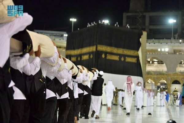 مشهد مهيب لاستبدال كسوة الكعبة المشرفة.. مصنوعة من الحرير والذهب والفضة ومنقوشة بذكر الله (فيديو)