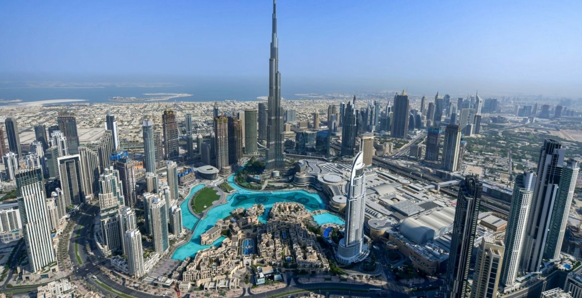 هاوٍ للتسلق يخوض تجربة جنونية في دبي! تظاهر بأنه عامل وتسلل لناطحة سحاب على ارتفاع 390 متراً (فيديو)