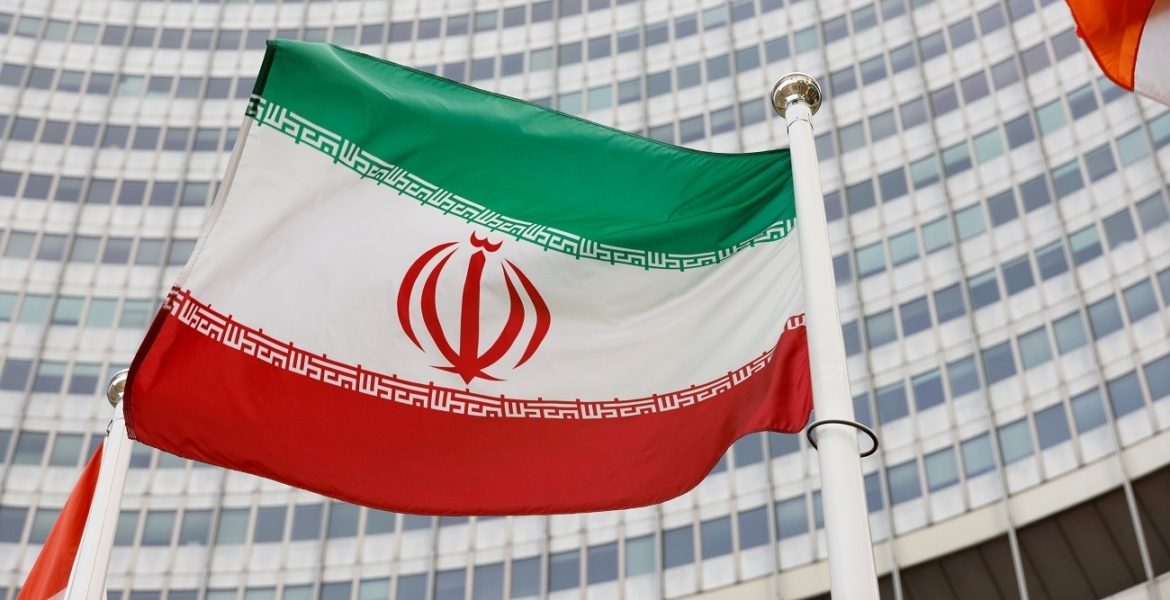 السويد تحكم على مسؤول إيراني بالسجن المؤبد.. اتهمته بتنفيذ “إعدامات جماعية” بفتوى من المرشد