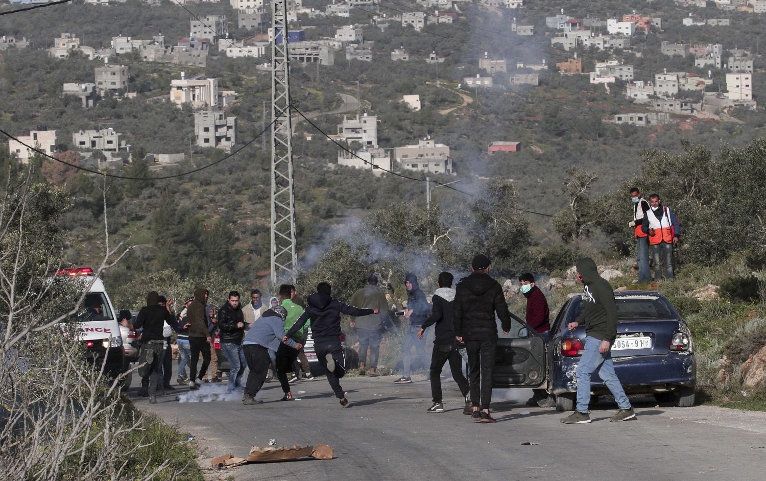 اقتحمت بلدتهم فحوَّلوها لكتلة من لهب! مدرعة إسرائيلية تلتهمها النيران بعد تصدي فلسطينيين لها (فيديو)
