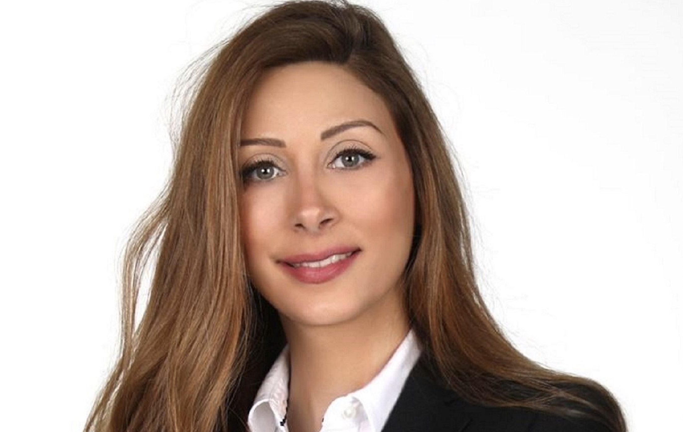 نائبة لبنانية تتهم نواب حركة “أمل” بـ”التحرش” بها! كشفت عثورها على مجلات “لا أخلاقية” في البرلمان (فيديو)