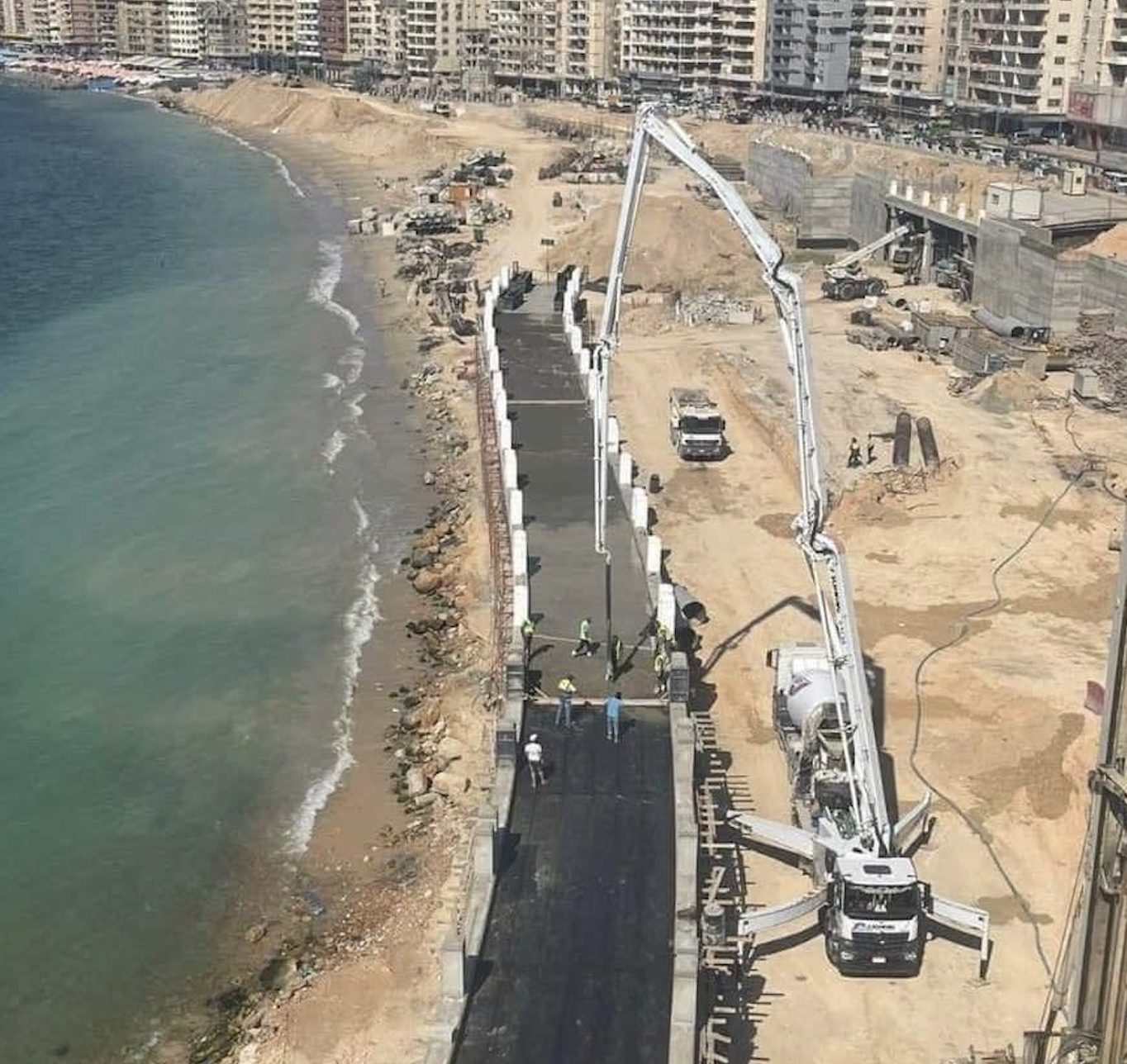 “جريمة ضد ساحل المنتزه”.. انتقادات لاذعة بسبب بناء “كوبري السادات” على أحد شواطئ الإسكندرية!