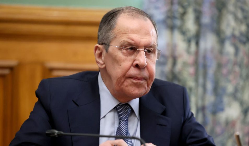 خاطبه فيها بشكل غير رسمي: “يا فلاديمير”! روسيا توبخ ماكرون لإفشائه مكالمة مع بوتين قبيل الحرب بـ4 أيام