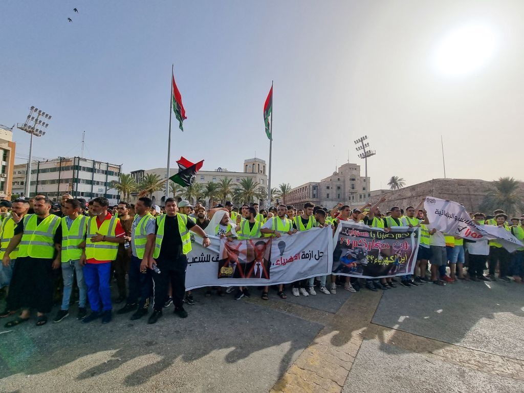 الغضب يتفاقم في ليبيا.. مظاهرات بالمدن أكبرها شهدته طرابلس ومحتجون اقتحموا برلمان طبرق وأحرقوه