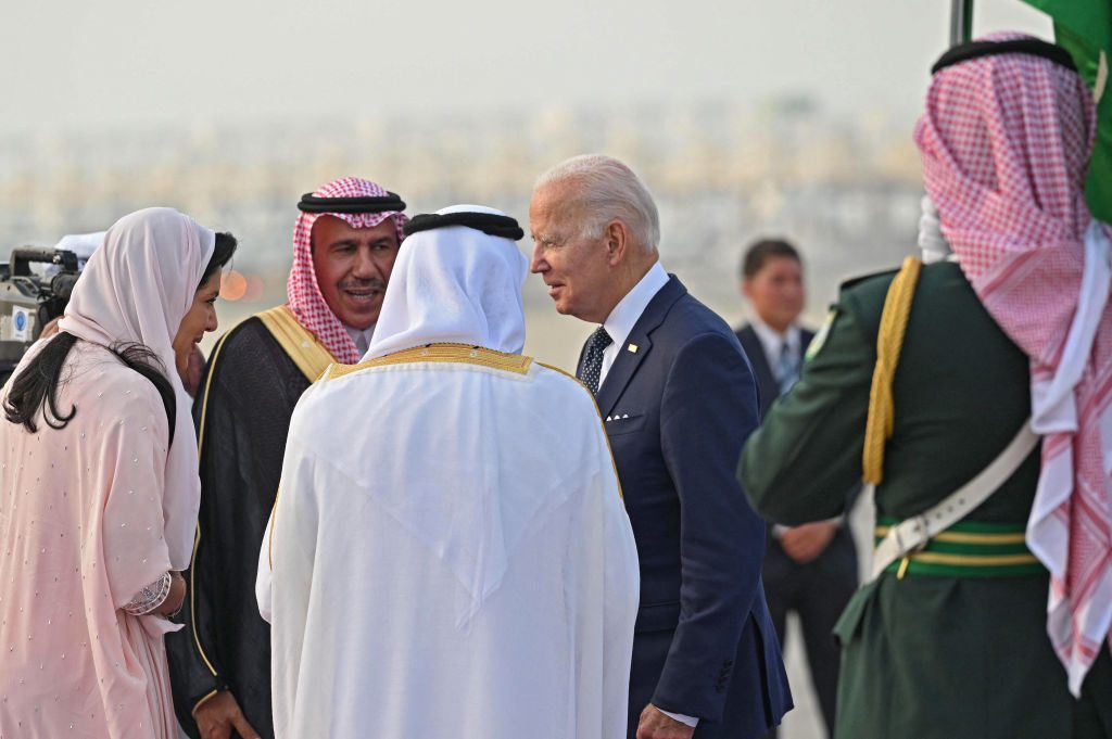 جو بايدن يصل السعودية قادماً من إسرائيل.. استقبله أمير مكة خالد الفيصل (صور)