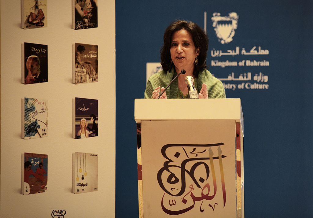 تبادل للأحضان وبكاء وتصفيق! لقطات لحفل وداع وزيرة الثقافة البحرينية بعد إقالتها بسبب “إسرائيل”