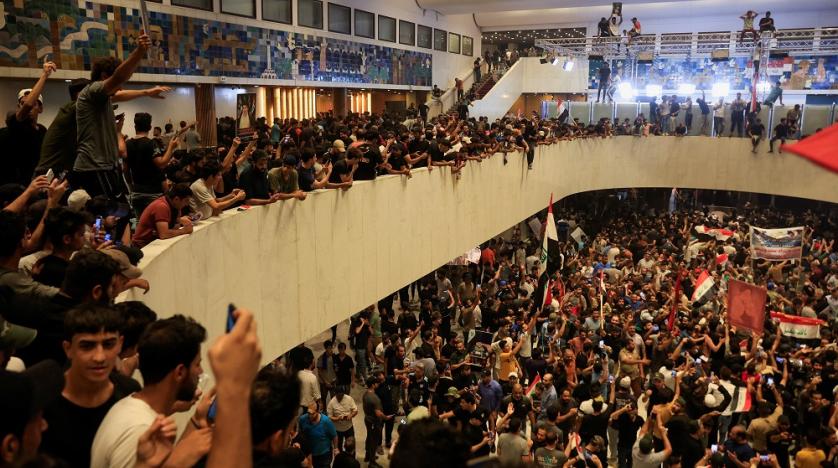 انتخابات مبكرة أم فوضى عارمة؟ سيناريوهات الخروج من الانسداد السياسي في العراق أحلاها مر