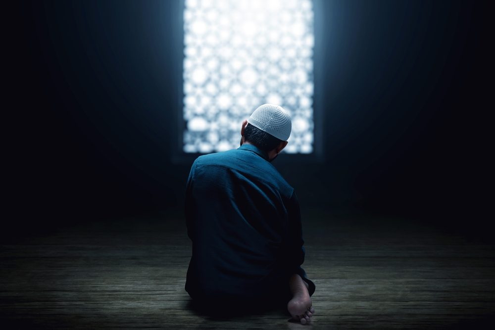 مسلم يصلي في المسجد/ shutterstock