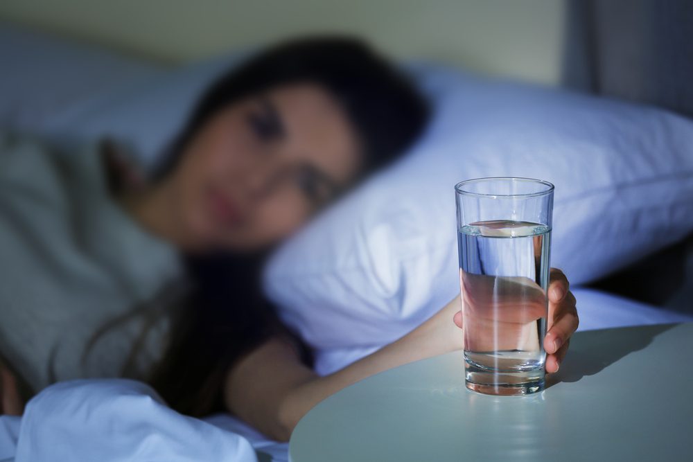 شرب الماء قبل النوم - Shutterstock