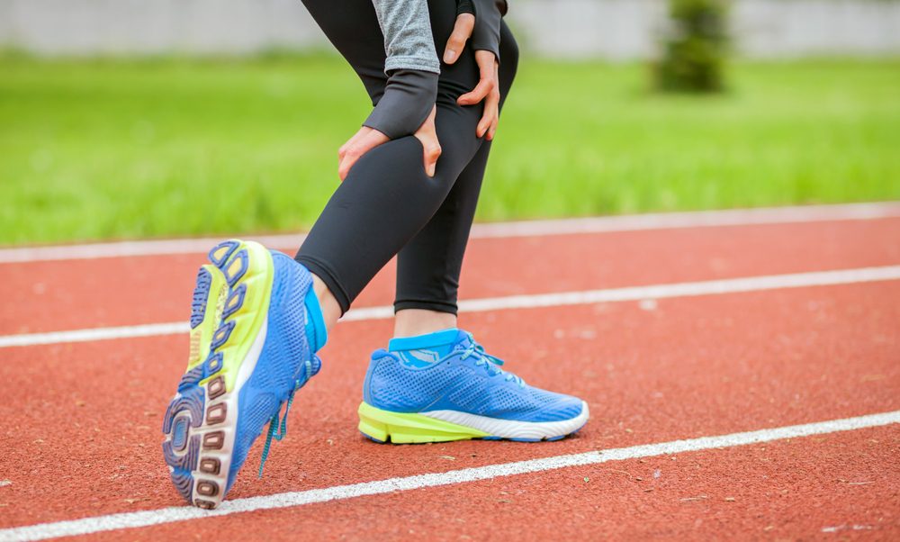 مؤلمة وقد تباغتك أثناء النوم أو أداء التمارين… أسباب تشنجات العضلات وطرق علاجها