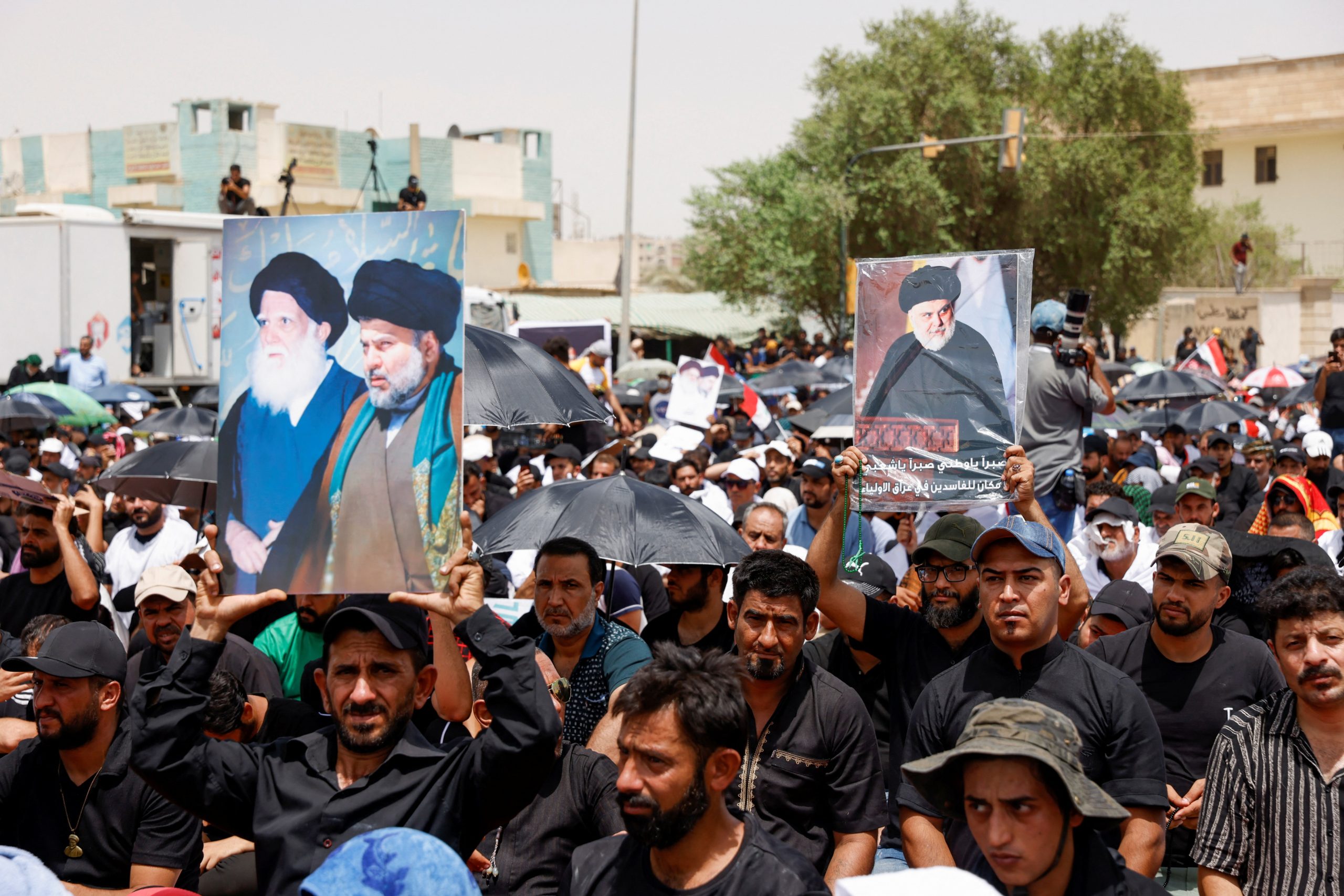 الآلاف من أتباع “الصدر” يستعرضون قوتهم ببغداد.. تجمَّعوا لصلاة الجمعة رغم الحر الشديد والعطش