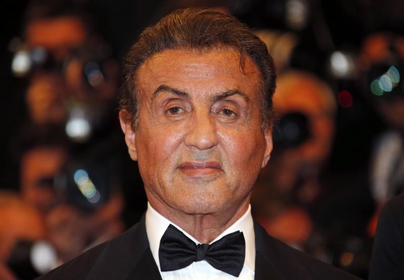 هل “الكلب” هو السبب؟ لماذا طلبت زوجة سيلفستر ستالون الطلاق بعد زواج دام 25 عاماً؟
