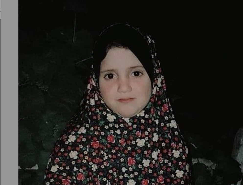 كانت تلهو أمام المنزل فأصيبت بشظية قاتلة.. الاحتلال يقتل الطفلة آلاء قدوم في قصفه قطاع غزة ( فيديو)