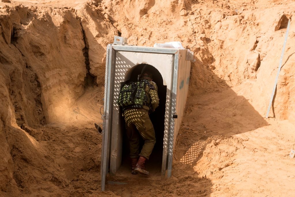 الاحتلال يعلن اكتشاف “نفق هجومي” لحماس شرق قطاع غزة.. امتد لعشرات الأمتار واجتاز الحدود (فيديو)