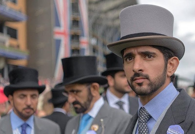 لم يتعرف عليه أحد! ولي عهد دبي يتخلى عن جلبابه التقليدي بمترو أنفاق لندن