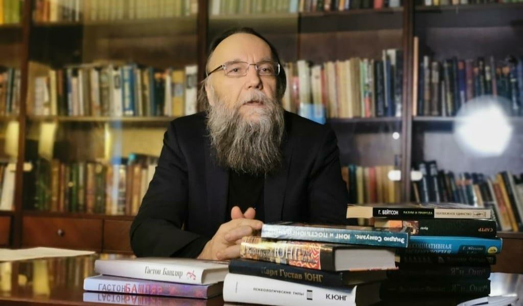 بعد ساعات من اغتيال ابنته في موسكو .. نقل الفيلسوف الروسي ألكسندر دوغين للمستشفى لتلقي العلاج