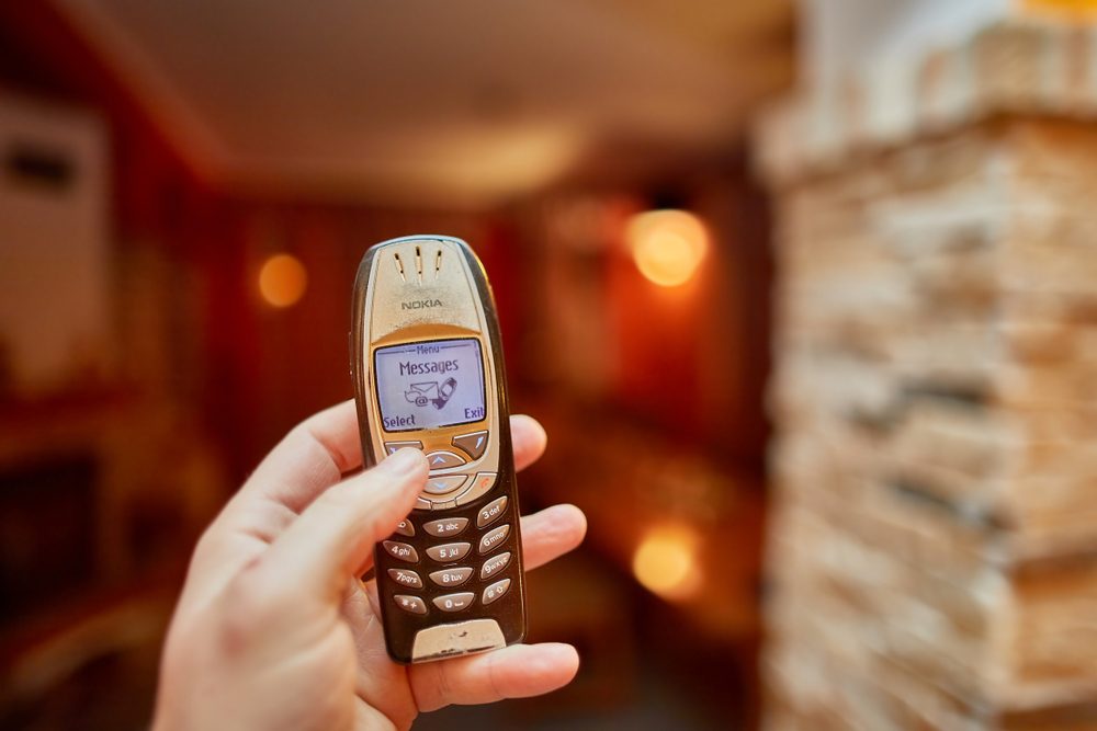 في 2022 وأصبحتُ أستعمل هاتفاً عادياً.. هكذا صارت حياتي أهدأ!