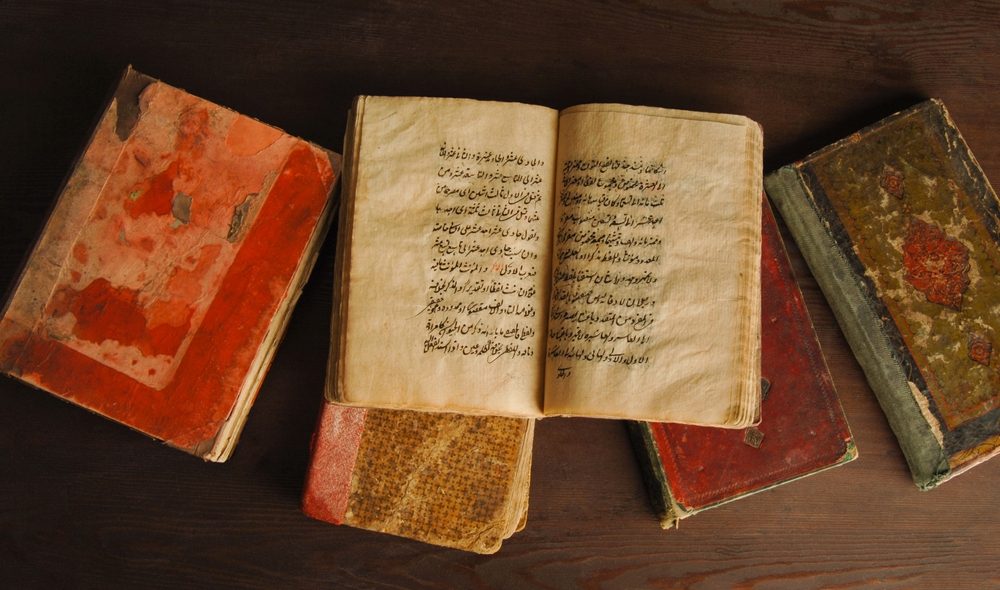 كتب قديمة من التراث العربي/ shutterstock